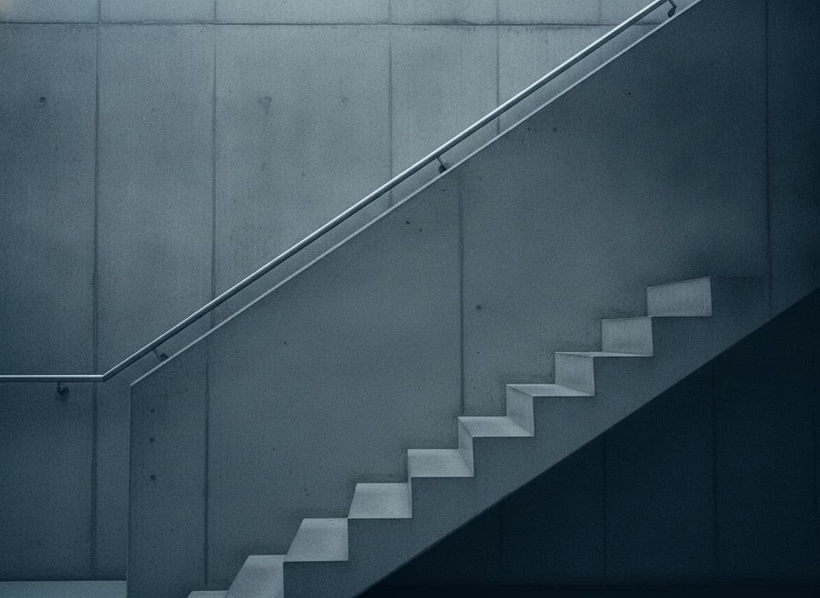 Escadaria de concreto fotografada de frente, com repetição geométrica dos degraus